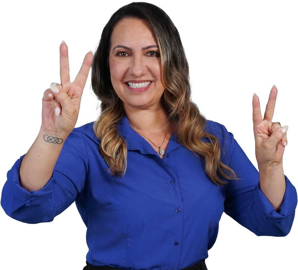 Subtenente Cintya Muniz sorrindo e fazendo sinal de vitória